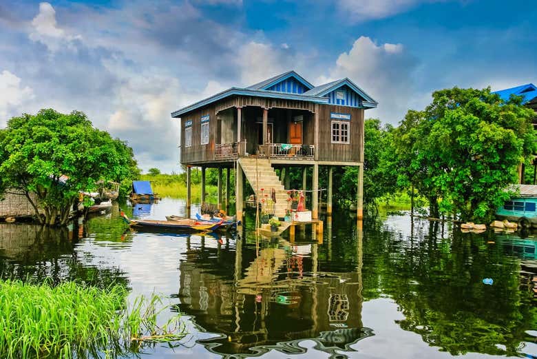 Casa flutuante no lago Tonle Sap