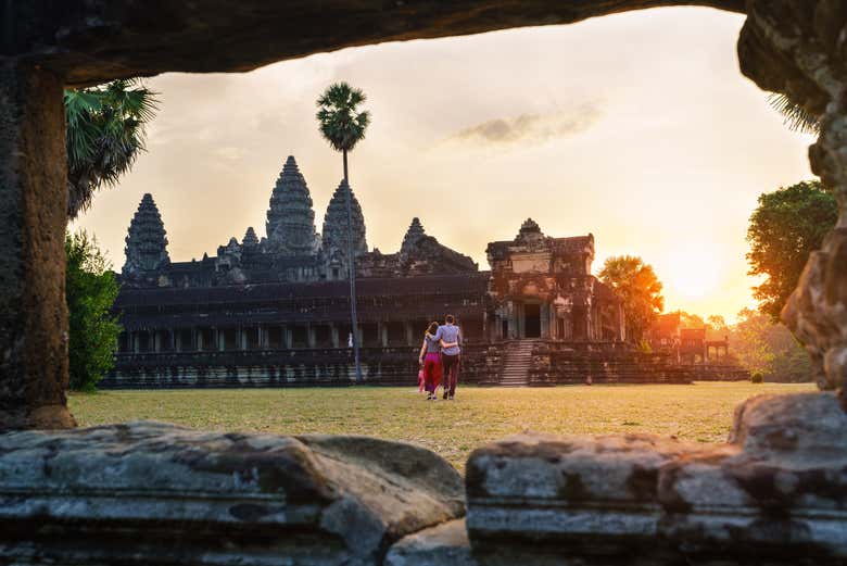 Pareja paseando al amanecer en Angkor