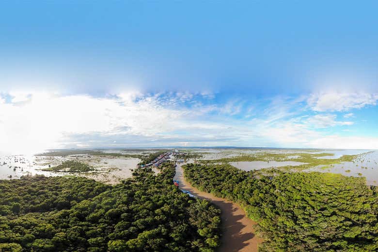 Vista de las aldeas del lago Tonle Sap