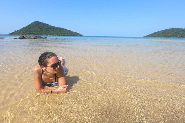 Disfrutando de las aguas cristalinas de la isla