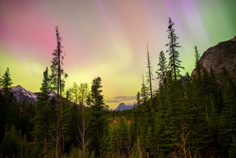 La aurora boreal comenzando a salir en Banff
