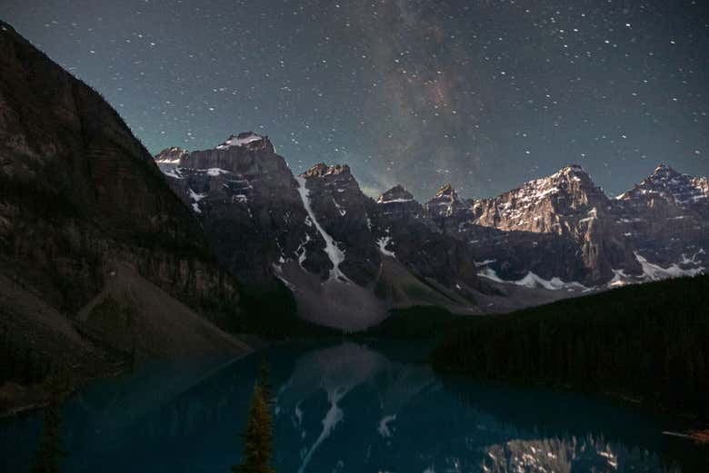 El cielo estrellado sobre el lago Moraine