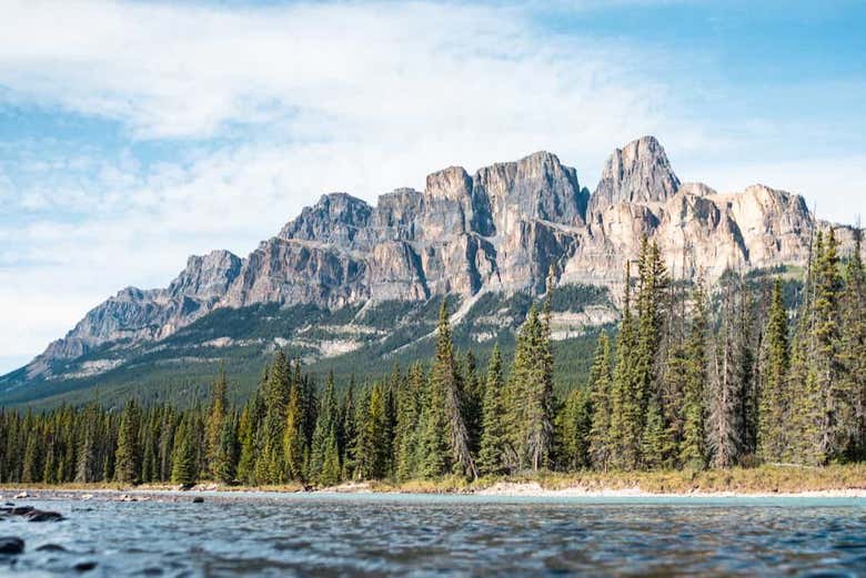 Montanhas que rodeiam o Lake Louise