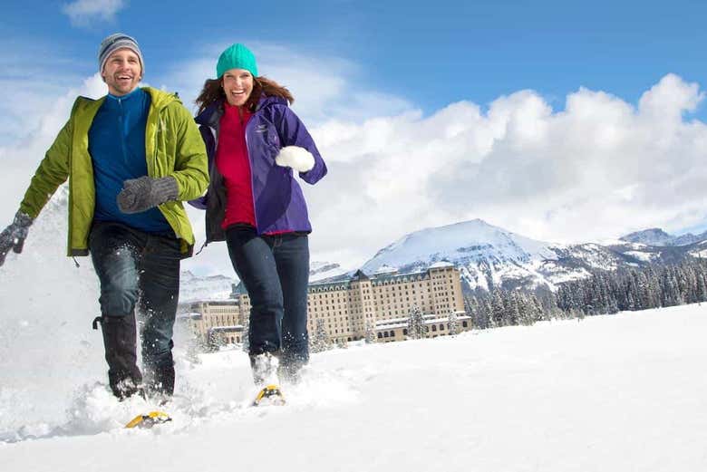Com o Chateau Lake Louise no fundo