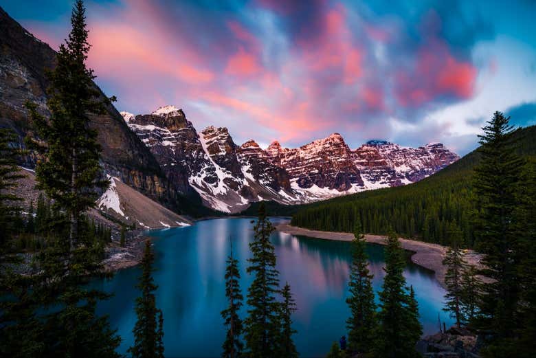 El amanecer rosa sobre el lago Moraine
