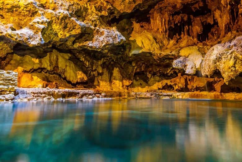 Una grotta nel sito storico nazionale Cave and Basin