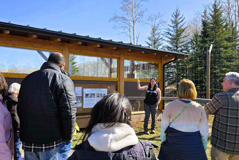 Atendiendo a las explicaciones de la guía en Yamnuska