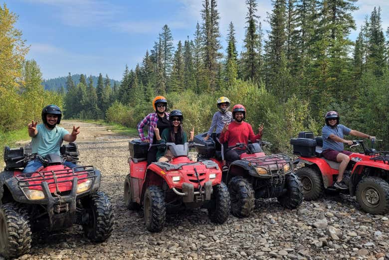 ¡Momento foto durante el tour en quad por las Rocosas!