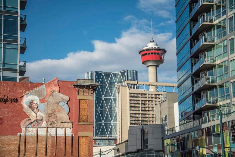 La icónica Torre de Calgary de fondo 