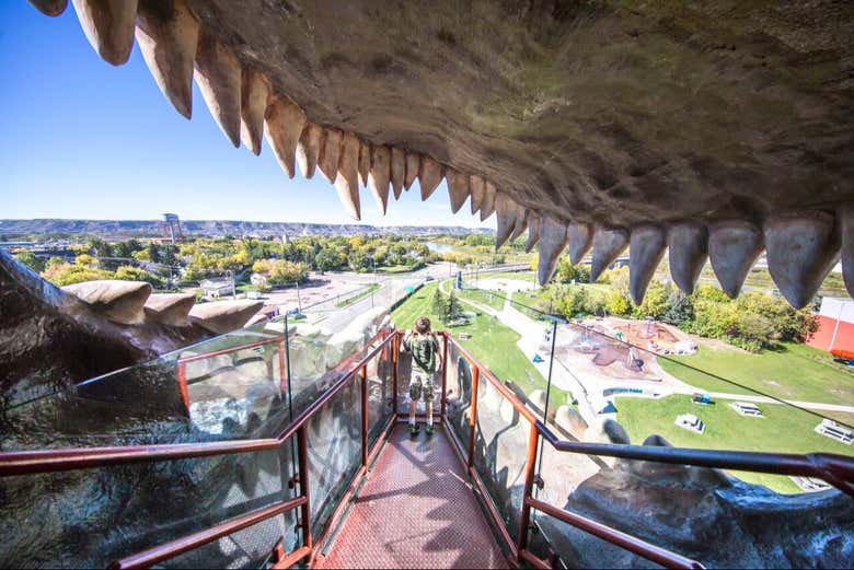 Un niño en la boca del dinosaurio