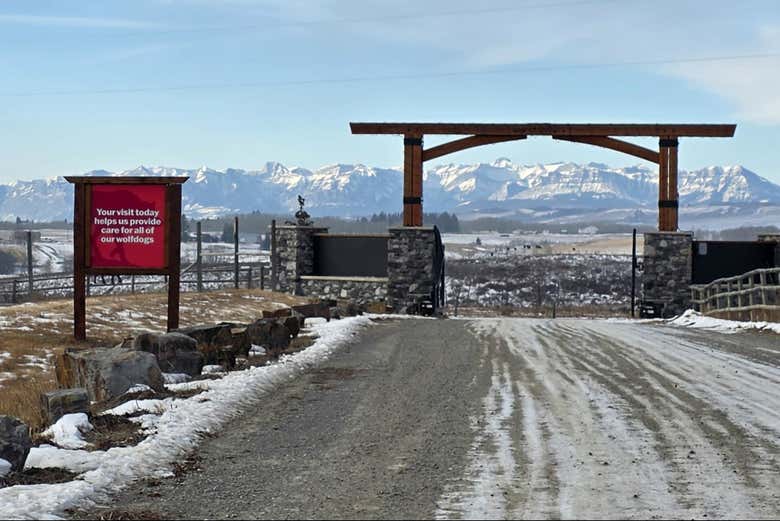 Entrada al santuario de perros lobo de Yamnuska