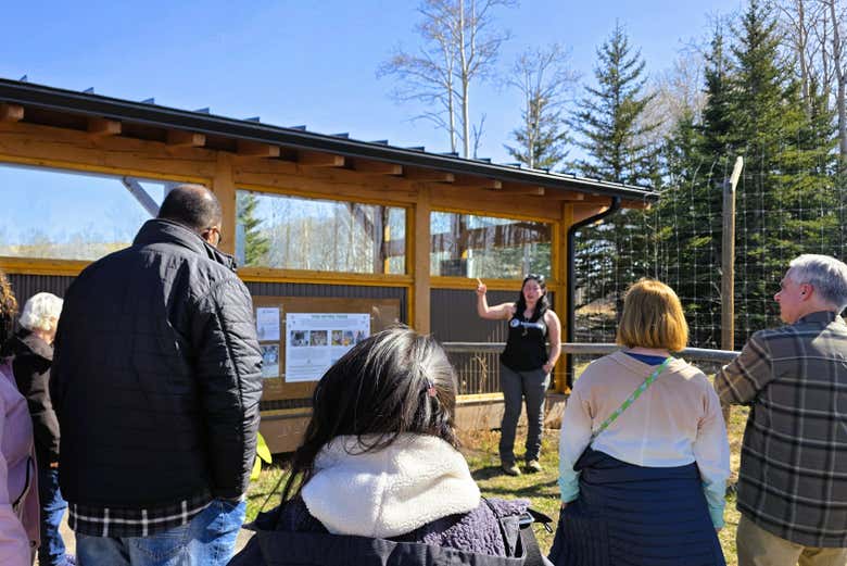 Atendiendo a las explicaciones de la guía en Yamnuska