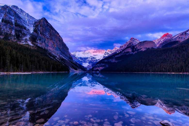 El lago Louise, enmarcado por majestuosas montañas
