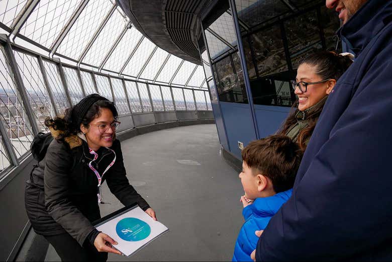 Una familia en la Skylon Tower