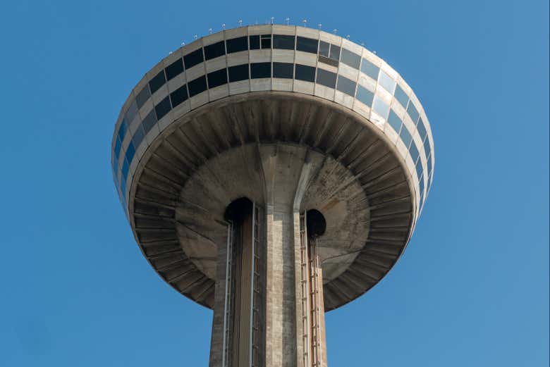 Subiremos hasta la plataforma de la Skylon Tower