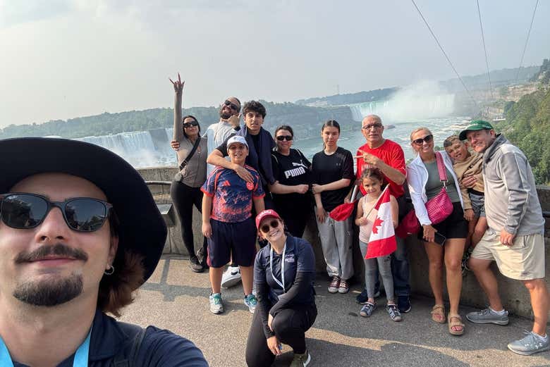 Foto con las Cataratas del Niágara de fondo 