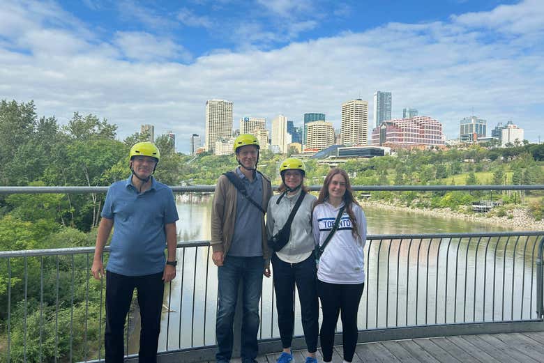 Foto de recuerdo con la ciudad de Edmonton al fondo