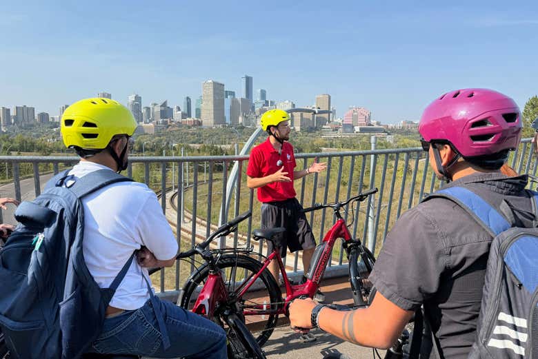 Una parada con la ciudad como telón de fondo