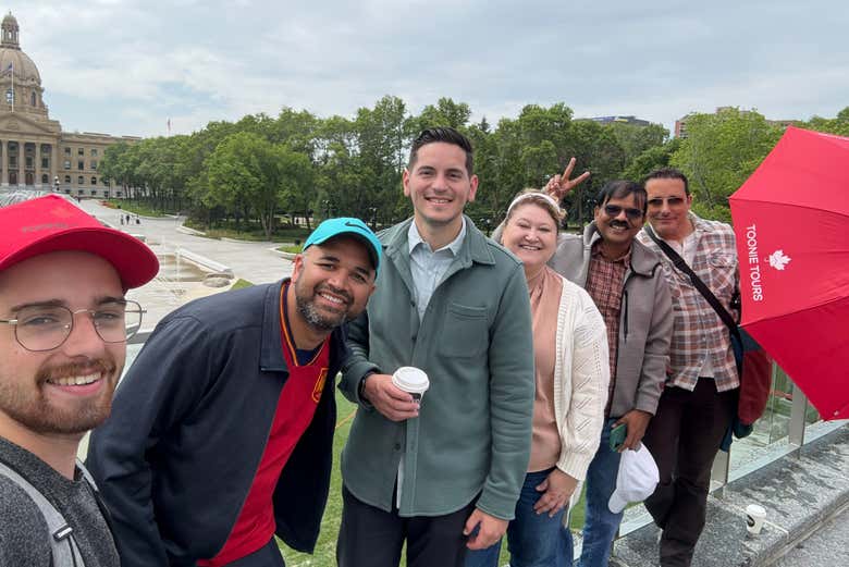 Con el edificio de la Legislatura de Alberta al fondo