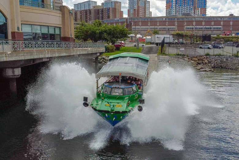 Autobús anfibio entrando al agua