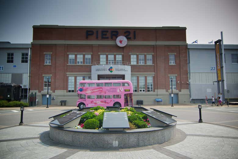 Autobús turístico frente al museo Canadiense de la Inmigración