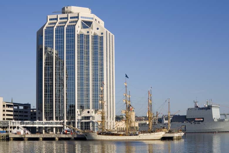 Un edificio de Halifax junto al puerto