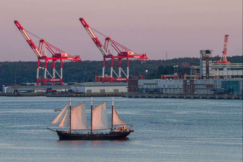 Navegando por los mares y de fondo la ciudad de Halifax