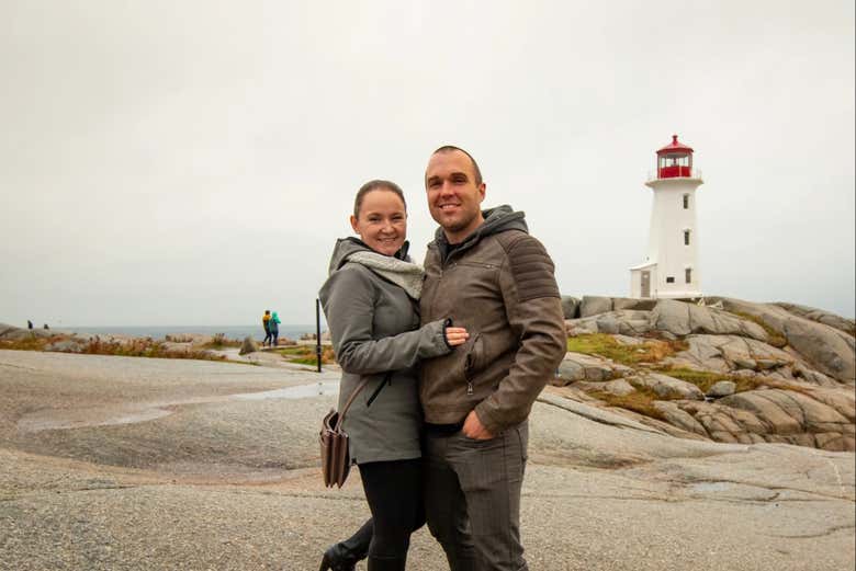 Una pareja con el faro de Peggy's Cove