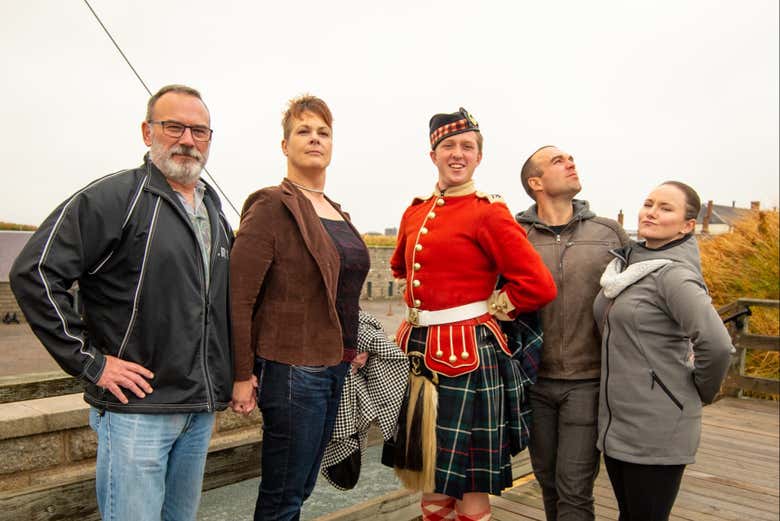 Dos parejas con uno de los soldados canadienses de Halifax