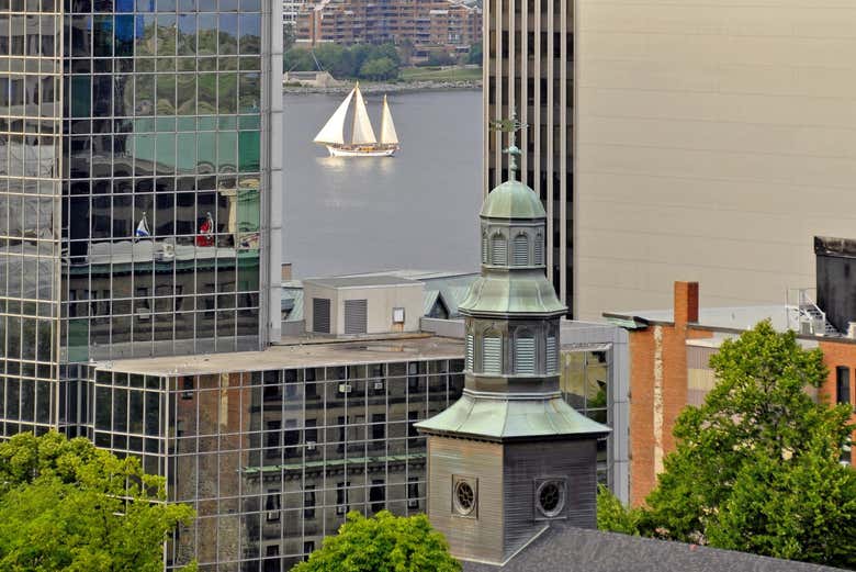El velero entre dos imponentes edificios de Halifax