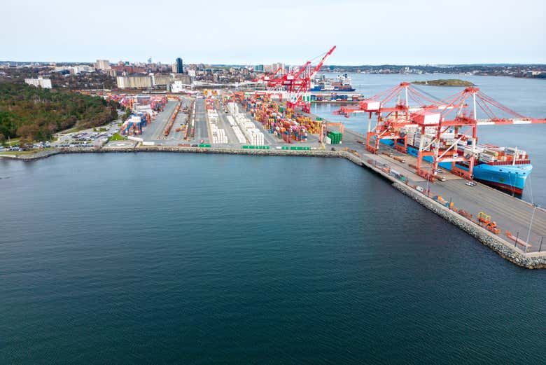 Vista aérea del muelle de Halifax con las industrias de fondo