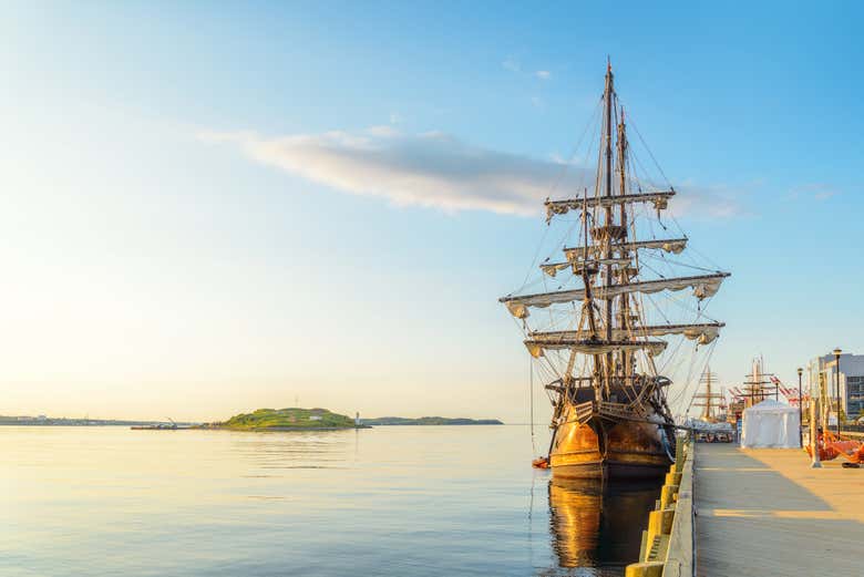 Vista del barco de frente anclado en el muelle de Halifax