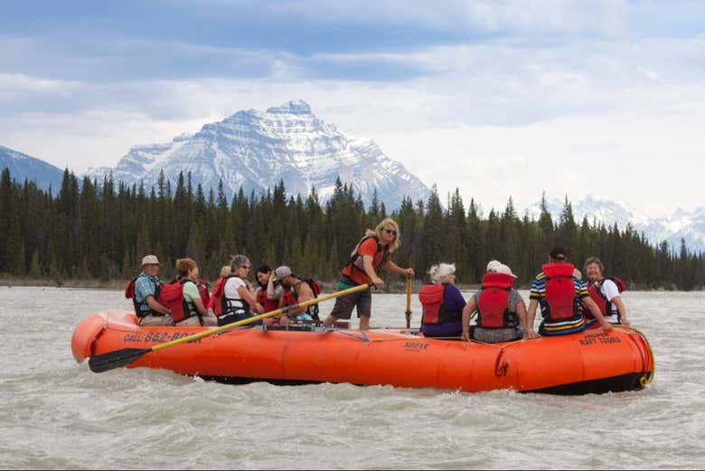 Practicando rafting en el río Athabasca de Jasper