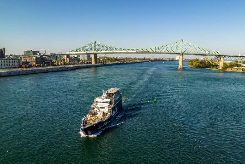 Barco cruzando el puente Jacques Cartier 