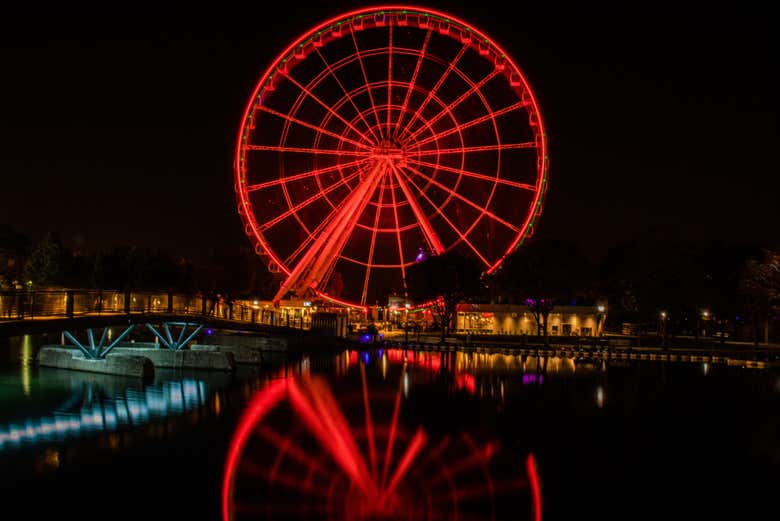 La Grande Roue de Montréal iluminada por la noche