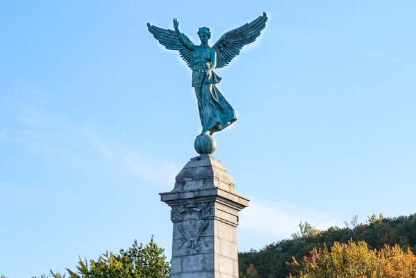 Estatua del ángel en el barrio de Plateau Mont-Royal