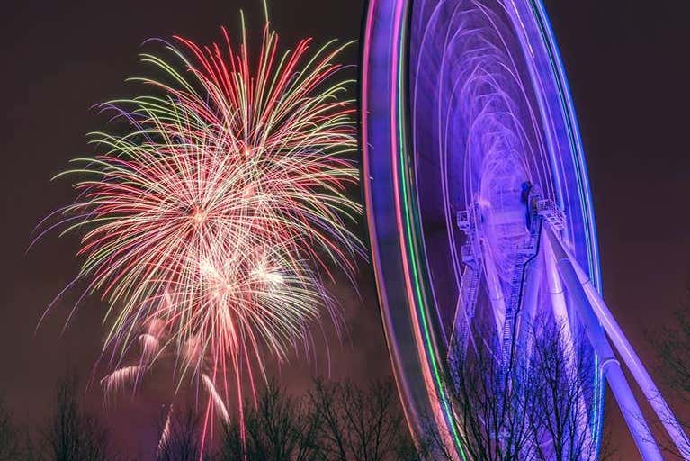 Fuegos artificiales junto a la noria de Montréal