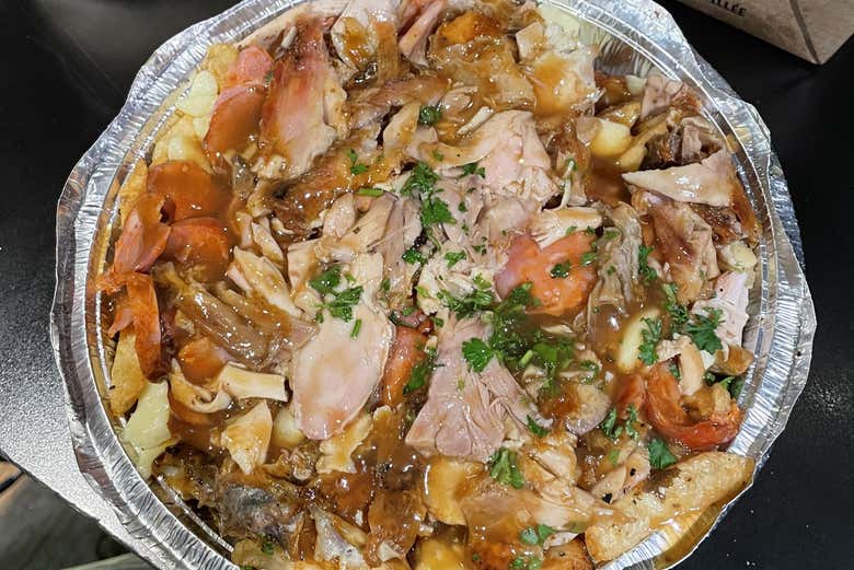 Plat de poutine avec sa sauce gravy