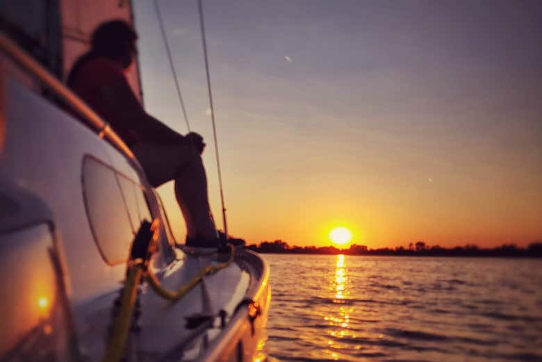 Admirando o pôr do sol do veleiro