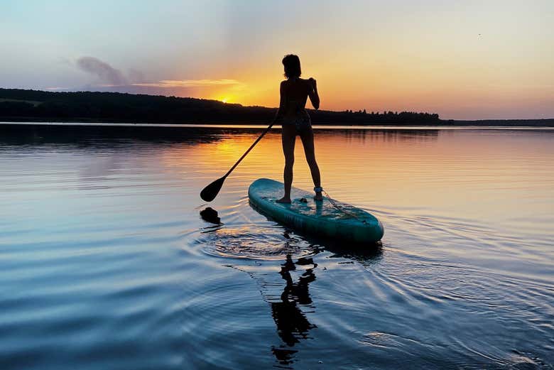 Fazendo paddle surf no lago Okanagan