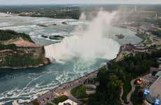 Vol en avion au-dessus des chutes du Niagara