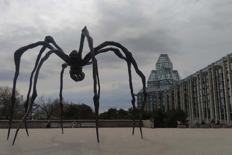 La famosa escultura Maman frente al museo