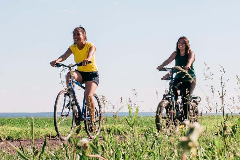 Dos mujeres explorado en bici la isla de Orleans