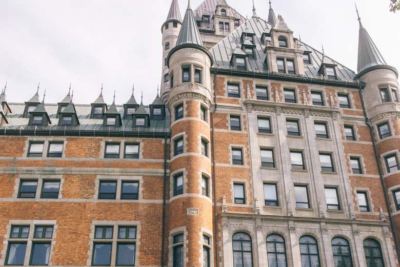 Un edificio storico di Québec visto dal basso