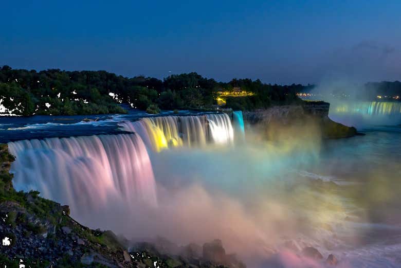 Le Cascate del Niagara illuminate di sera