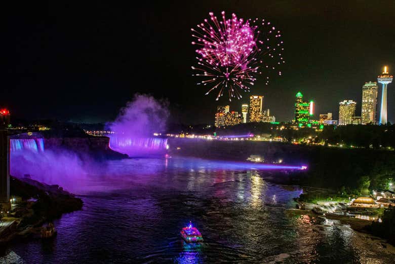 Feux d'artifice illuminant les cascades