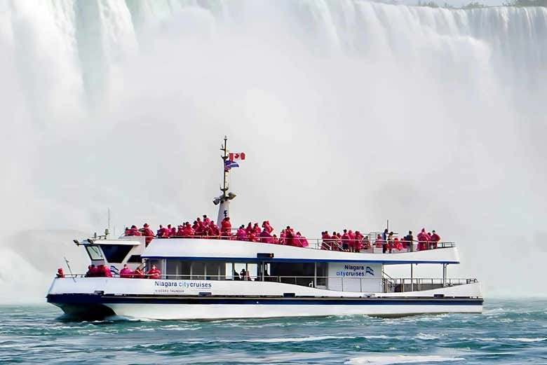 Le bateau au pied des chutes