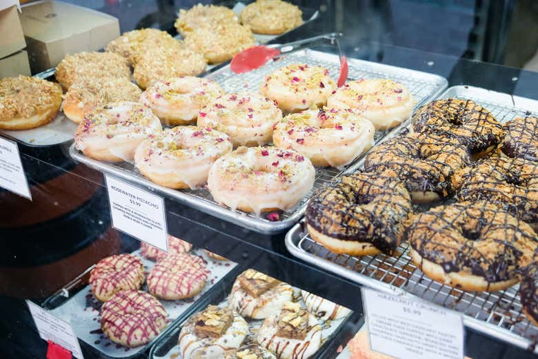 Expositor de dónuts en una cafetería de Toronto