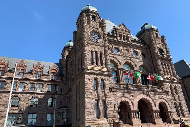Admirando el Ayuntamiento de Toronto