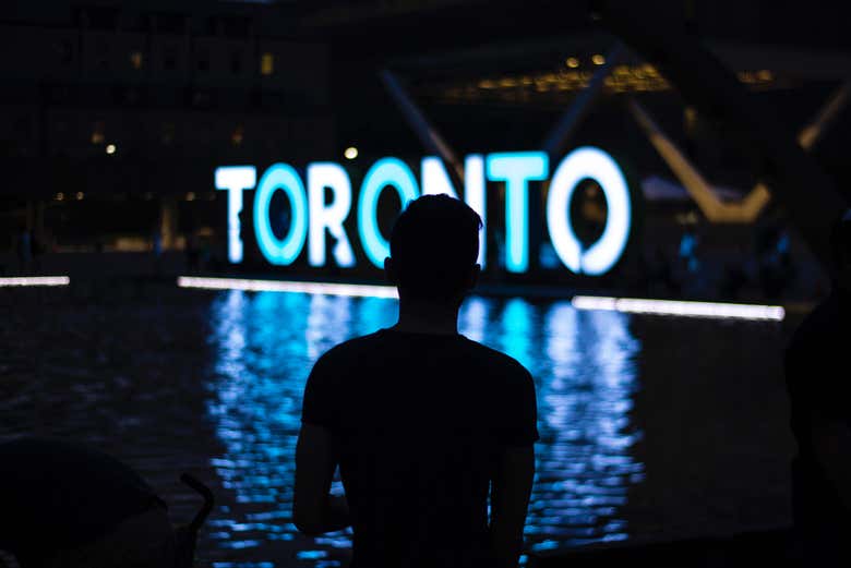 Admire the huge lights of the city sign